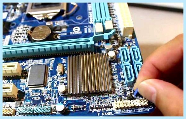 Asus горит лампочка не включается